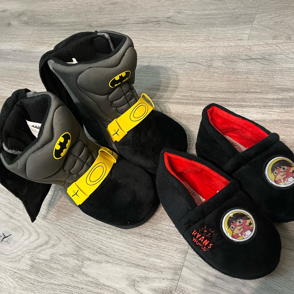 Toddler boys Batman & Ryan’s World slipper bundle - size 7/8 - New without tags